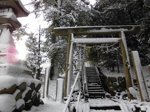 170115_雪の神社入口